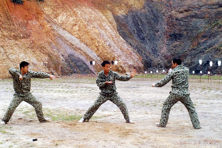 Chiến đấu với kẻ thù dùng dao găm. (Ảnh: T.H/Vietnam+)