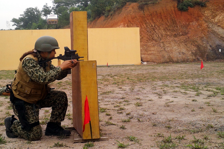 Dùng súng tiêu diệt đối phương. (Ảnh: T.H/Vietnam+)