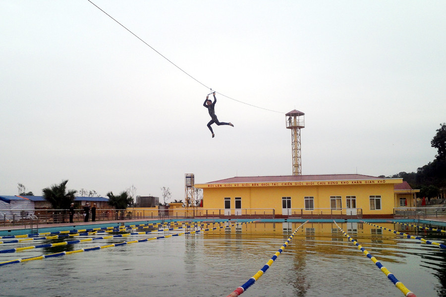 Luyện tập đu dây... (Ảnh: T.H/Vietnam+)