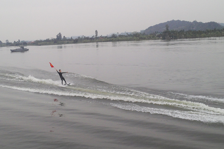Lướt ván. (Ảnh: T.H/Vietnam+)