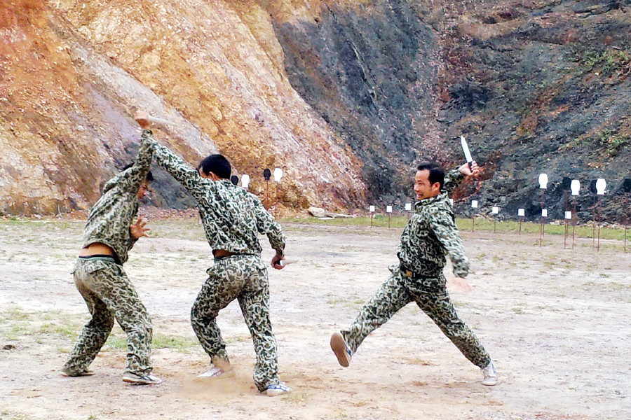 Những thế võ tập luyện đến mức thành thục, tuy không quá đẹp mắt như võ thuật biểu diễn nhưng đạt tiêu chí hạ gục nhanh đối thủ. (Ảnh: T.H/Vietnam+)