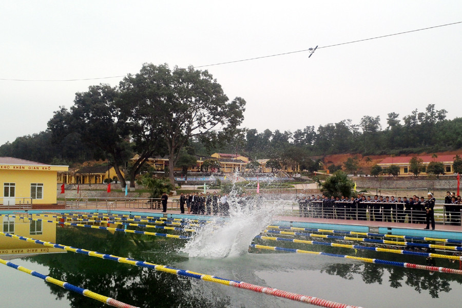 ...và nhảy xuống dòng nước từ độ cao hàng chục mét. (Ảnh: T.H/Vietnam+)