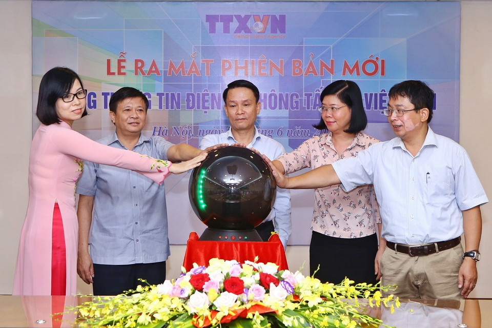 Ban lãnh đạo TTXVN thực hiện nghi thức ra mắt phiên bản mới Cổng thông tin điện tử Thông tấn xã Việt Nam. (Ảnh: Minh Quyết/TTXVN)