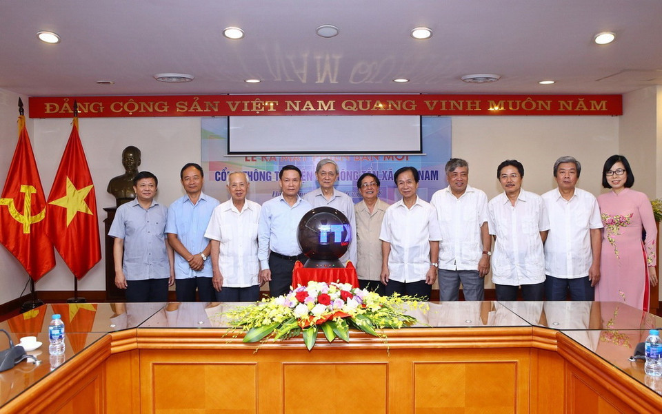 Các thế hệ lãnh đạo TTXVN tại buổi lễ ra mắt Cổng thông tin điện tử. (Ảnh: Minh Quyết/TTXVN)