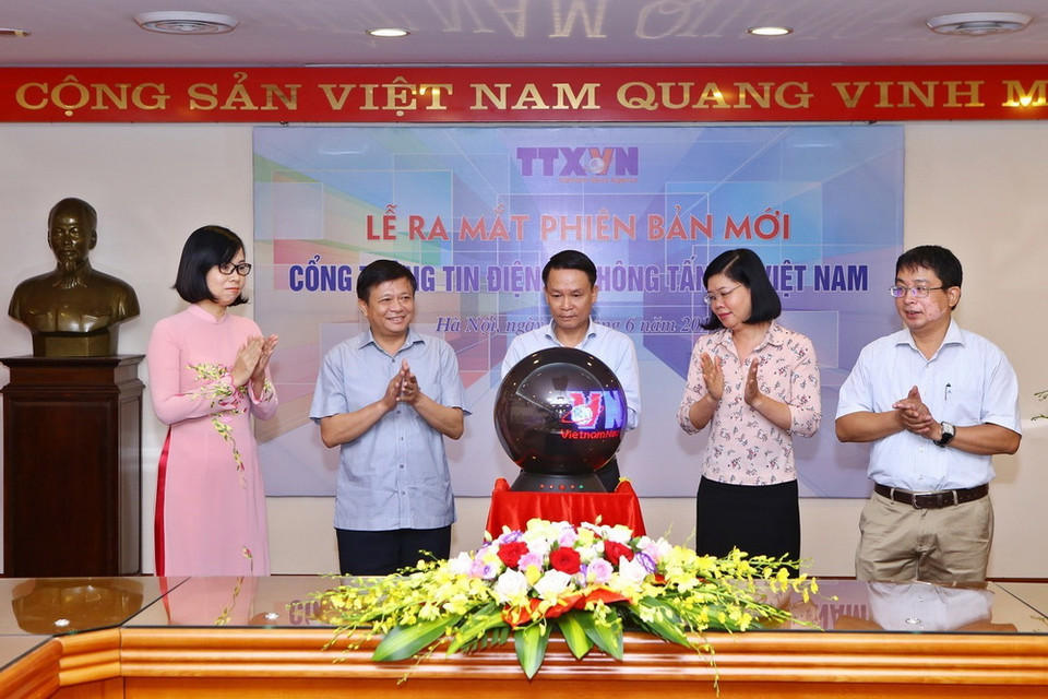Ban lãnh đạo TTXVN thực hiện nghi thức ra mắt phiên bản mới Cổng thông tin điện tử Thông tấn xã Việt Nam. (Ảnh: Minh Quyết/TTXVN)