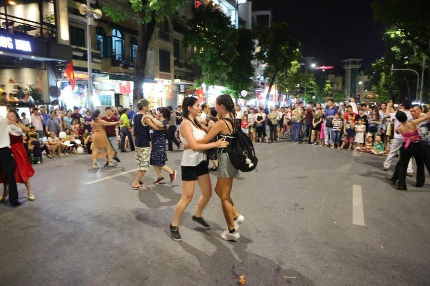 Người dân Thủ đô và du khách quốc tế vui chơi trên phố đi bộ quanh hồ Hoàn Kiếm. (Ảnh: Thành Đạt/TTXVN)