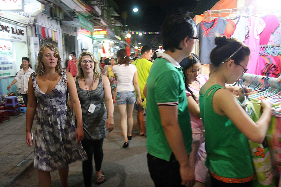 Chợ đêm Hàng Ngang-Hàng Đào mỗi tối cuối tuần thu hút đông đảo người dân và du khách quốc tế. (Ảnh: Diệu Anh/TTXVN)