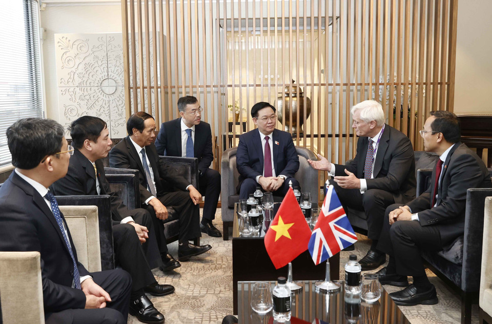 Nghị sỹ Graham Stuart và các thành viên phía Anh trao đổi với Chủ tịch Quốc hội Vương Đình Huệ. (Ảnh: Doãn Tấn/TTXVN)