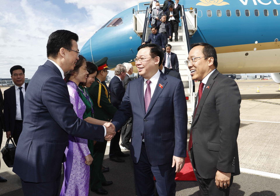 Lễ đón Chủ tịch Quốc hội Vương Đình Huệ tại sân bay London Heathrow. (Ảnh: Doãn Tấn/TTXVN)