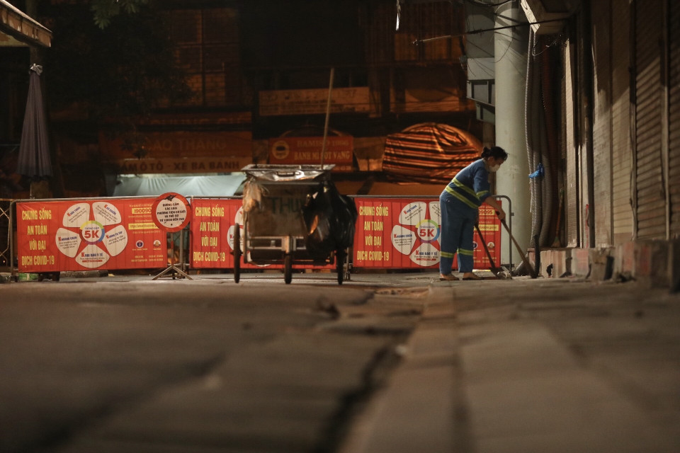 Nguy cơ đến từ chính nguồn dịch bệnh có thể ẩn chứa đâu đó trong rác thải. (Ảnh: Minh Quyết/TTXVN)