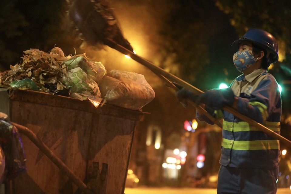 Công việc của họ tuy lặng lẽ nhưng cũng ẩn chứa nhiều nguy hiểm.(Ảnh: Minh Quyết/TTXVN)