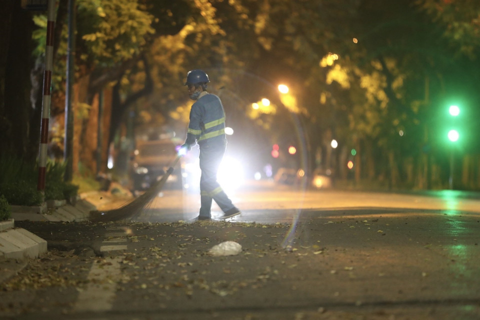 Họ đã góp phần nhỏ bé tránh cho dịch bệnh lây lan. (Ảnh: Minh Quyết/TTXVN)