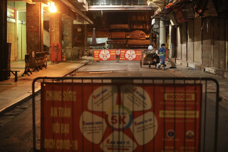 Đêm đến, khi nhà nhà yên giấc ngủ thì những người công nhân môi trường vẫn thầm lặng làm việc để giữ gìn vệ sinh đường phố. (Ảnh: Minh Quyết/TTXVN)