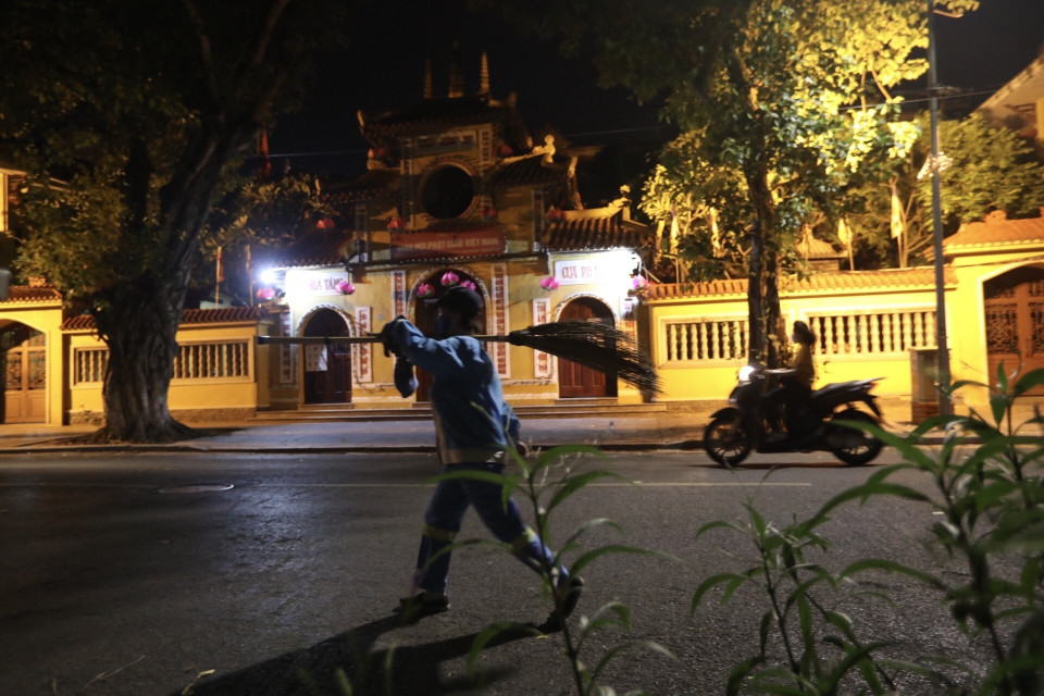 Trong thời gian giãn cách xã hội, người công nhân môi trường vẫn đảm bảo giữ gìn vệ sinh đường phố. (Ảnh: Minh Quyết/TTXVN)