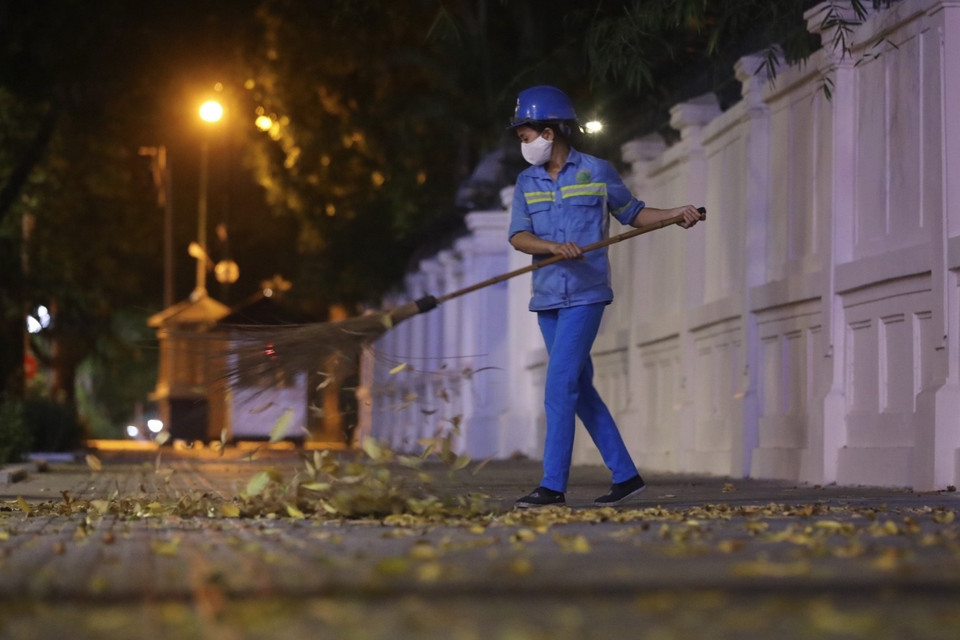 Mới đây, vụ việc một nữ lao công bị cướp xe cho thấy những nguy hiểm mà họ phải đối mặt. (Ảnh: Minh Quyết/TTXVN)