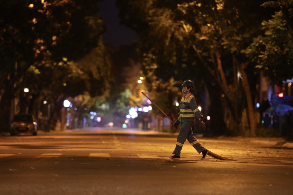 Nhưng những công nhân môi trường vẫn luôn là một phần không thể thiếu của thành phố. (Ảnh: Minh Quyết/TTXVN)
