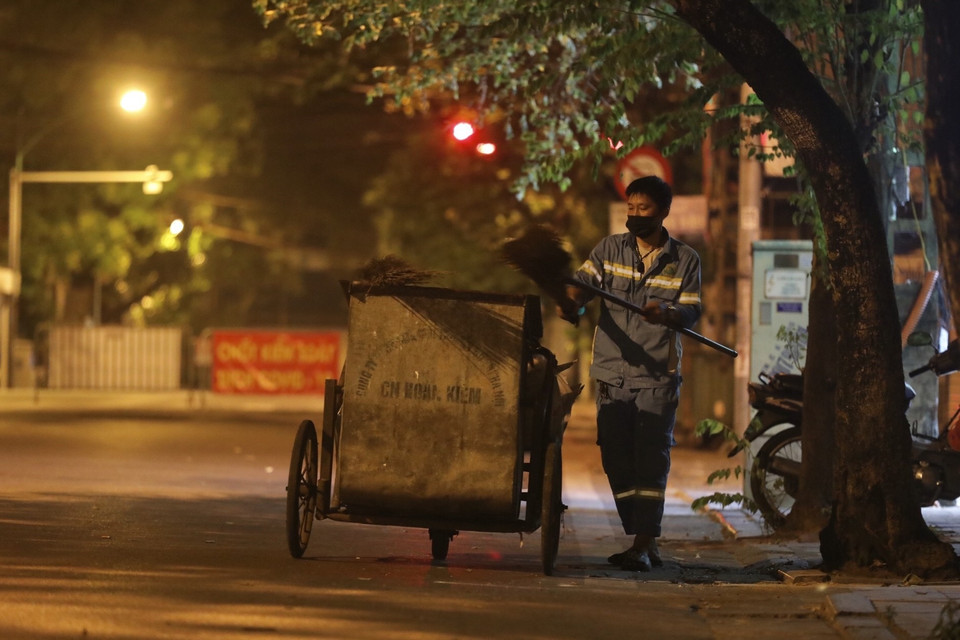 Đêm về, những con phố Hà Nội trong giai đoạn giãn cách xã hội phòng, chống dịch COVID-19 càng thêm vắng lặng. (Ảnh: Minh Quyết/TTXVN)