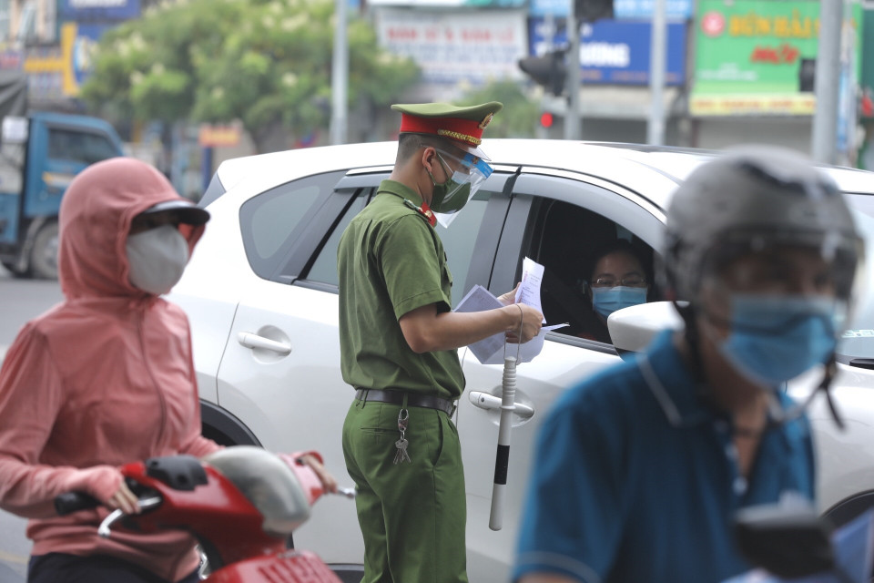 Trong thời gian tới, cần có những biện pháp nhằm hạn chế tập trung đông người khi kiểm tra giấy đi đường tại các chốt, đảm bảo quy định về phòng, chống dịch COVID-19. (Ảnh: Minh Quyết/TTXVN)