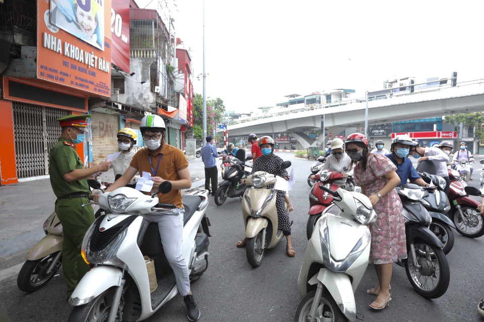 Lượng người tập trung đông tại các chốt kiểm soát. (Ảnh: Minh Quyết/TTXVN)