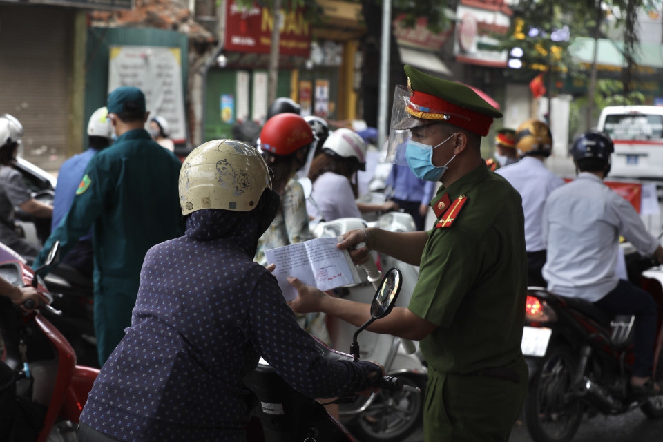 Để đảm bảo quy định về phòng, chống dịch COVID-19, các lực lượng chức năng của Hà Nội cần có những biện pháp nhằm hạn chế tập trung đông người khi kiểm tra giấy đi đường tại các chốt. (Ảnh: Minh Quyết/TTXVN)