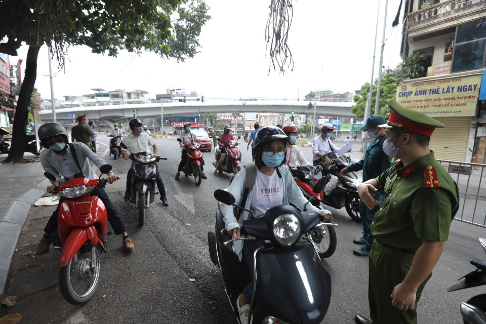 Theo văn bản số 2562/UBND-KT của Hà Nội về siết chặt việc cấp và sử dụng Giấy đi đường trong thời gian giãn cách xã hội người dân phải xuất trình giấy đi đường đúng mẫu ban hành cùng các giấy tờ như căn cước công dân, lịch trực, văn bản phân công nhiệm vụ... của cơ quan, đơn vị.(Ảnh: Minh Quyết/TTXVN)