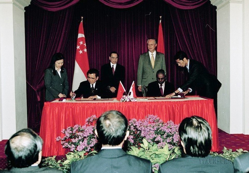 Thủ tướng Phan Văn Khải và Thủ tướng Goh Chok Tong chứng kiến Lễ ký Tuyên bố chung về Khuôn khổ Hợp tác Toàn diện trong thế kỷ 21 giữa hai nước tại Singapore, ngày 8/3/2004. (Ảnh: Thế Thuần/TTXVN)