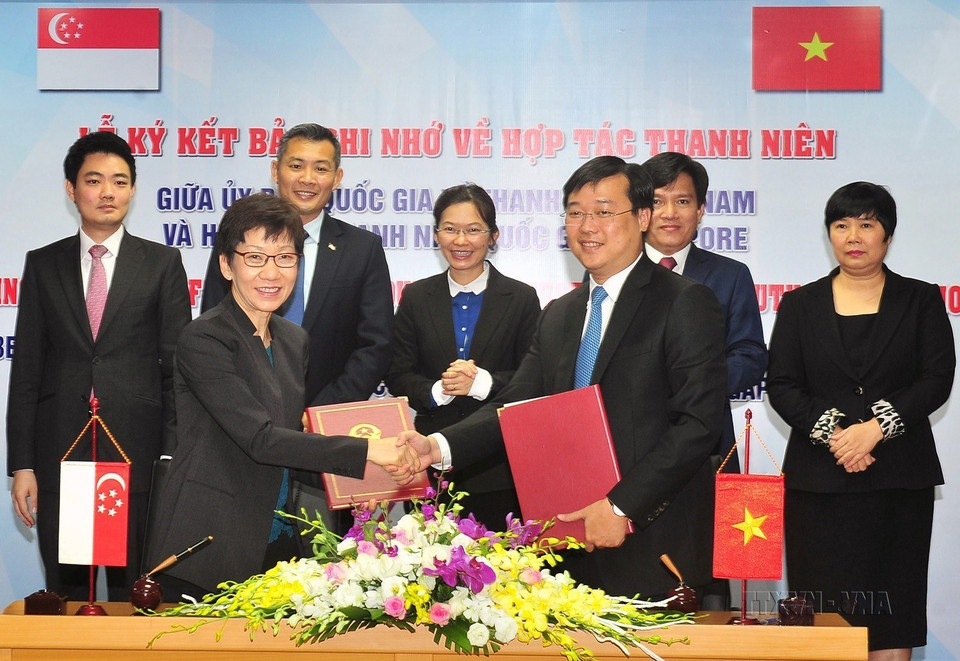 Lễ ký Bản ghi nhớ về Hợp tác Thanh niên Việt Nam-Singapore giai đoạn 2017-2022 ở Hà Nội ngày 18/4/2017. (Ảnh: Nguyễn Khang/TTXVN)