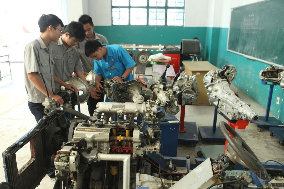 Lớp học Công nghệ ôtô của Trường Cao đẳng Nghề Việt Nam-Singapore. (Ảnh: Anh Tuấn/TTXVN)