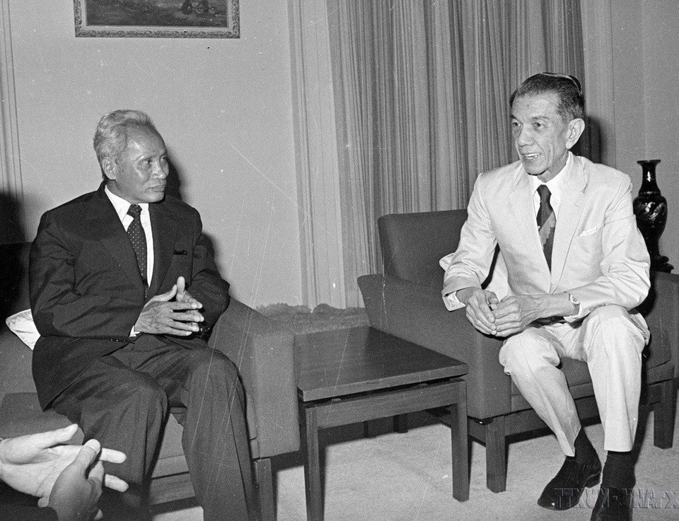 Thủ tướng Phạm Văn Đồng đến chào Tổng thống Benjamin Sheares trong chuyến thăm Singapore, ngày 17/10/1978. (Ảnh: Xuân Lâm/TTXVN)