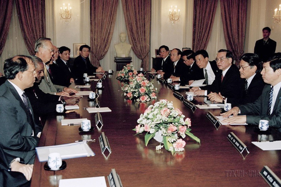 Thủ tướng Goh Chok Tong hội đàm với Thủ tướng Phan Văn Khải thăm chính thức Singapore, ngày 8/3/2004. Trong chuyến thăm này, hai bên đã ký Tuyên bố chung về Khuôn khổ Hợp tác Toàn diện trong thế kỷ 21. (Ảnh: Thế Thuần/TTXVN)