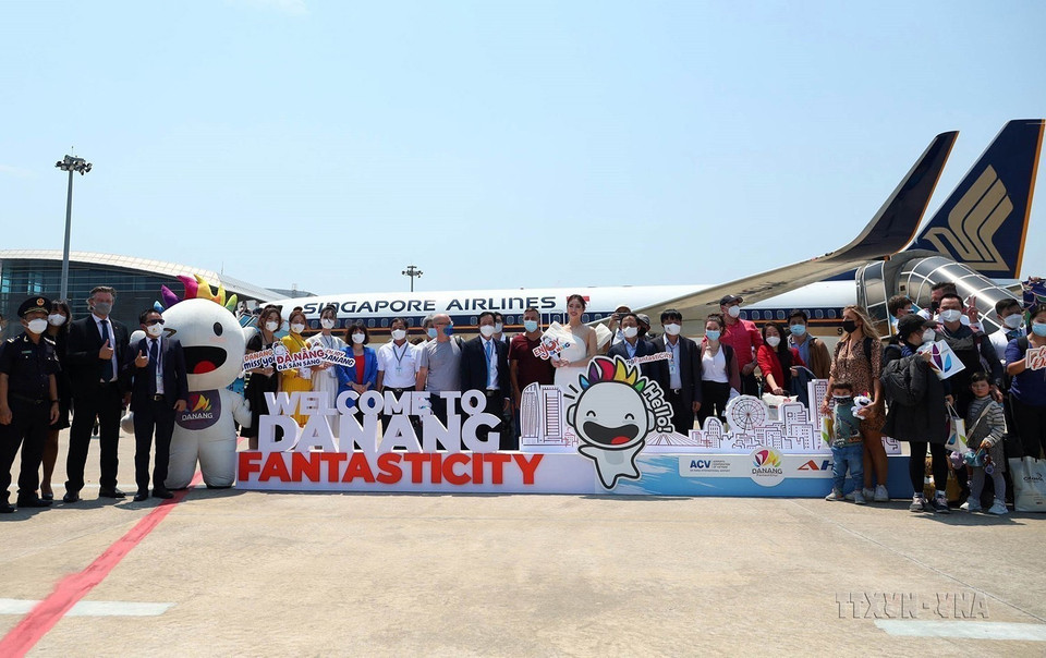 Chuyến bay quốc tế từ Singapore mang số hiệu SQ172, chở theo 160 hành khách hạ cánh xuống sân bay quốc tế Đà Nẵng, sáng 27/3/2022, đánh dấu việc mở lại đường bay quốc tế đầu tiên đến Đà Nẵng sau thời gian dài tạm ngừng vì dịch COVID-19. (Ảnh: Trần Lê Lâm/TTXVN)