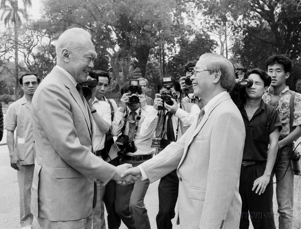 Chủ tịch Hội đồng Bộ trưởng Võ Văn Kiệt tiếp Bộ trưởng cao cấp Lý Quang Diệu sang thăm Việt Nam (Hà Nội, 24/4/1992). (Ảnh: Kim Hùng/TTXVN)