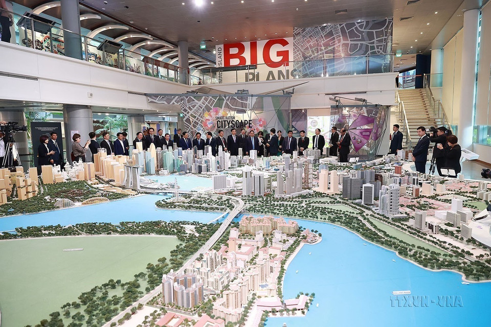 Chiều 9/2/2023, Thủ tướng Phạm Minh Chính thăm Triển lãm quy hoạch quốc gia thông minh Singapore tại Trung tâm URA. (Ảnh: Dương Giang/TTXVN)