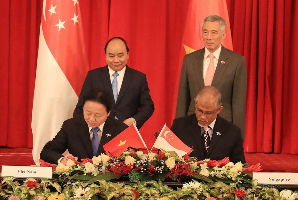 Thủ tướng Nguyễn Xuân Phúc và Thủ tướng Singapore Lý Hiển Long chứng kiến lễ ký kết văn kiện hợp tác giữa 2 nước tại Singapore ngày 25/4/2018. (Ảnh: Thống Nhất/TTXVN)