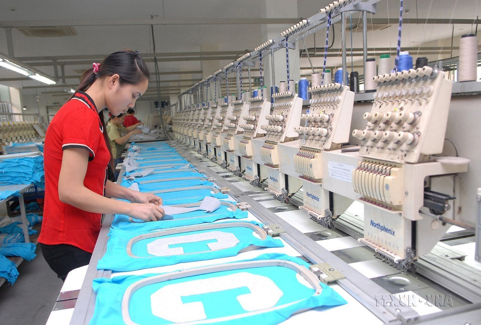 Singapore đứng thứ 2/141 quốc gia và vùng lãnh thổ đầu tư vào Việt Nam, với 3.003 dự án, tổng vốn đăng ký hơn 70 tỷ USD. Trong ảnh: Dây chuyền sản xuất hàng may mặc xuất khẩu tại Công ty Liên doanh Norfolk Hatexco (vốn đầu tư của Singapore) tại Khu công nghiệp Đồng Văn I, tỉnh Hà Nam. (Ảnh: Danh Lam/TTXVN)