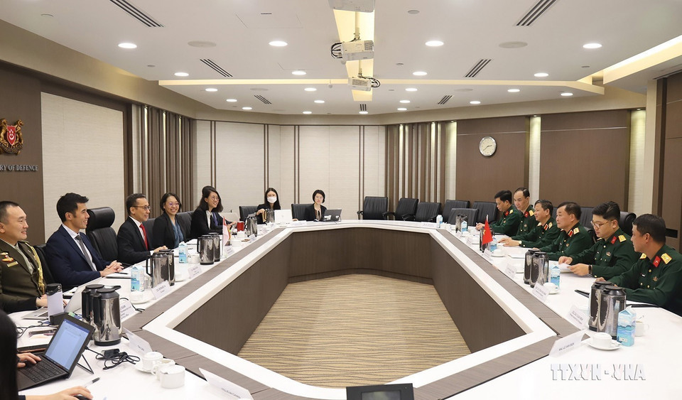 Thứ trưởng Bộ Quốc phòng Hoàng Xuân Chiến và Thư ký Thường trực Bộ Quốc phòng Singapore Chan Heng Kee đồng chủ trì Đối thoại Chính sách Quốc phòng Việt Nam-Singapore lần thứ 13 tại Singapore ngày 4/11/2022). (Ảnh: Lê Dương/TTXVN)