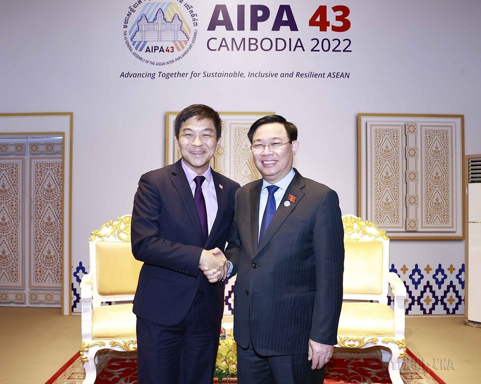 Chủ tịch Quốc hội Vương Đình Huệ gặp Chủ tịch Quốc hội Singapore Tan Chuan-Jin tại Phnom Penh (Campuchia), ngày 21/11/2022, trong khuôn khổ Đại hội đồng Liên nghị viện các quốc gia Đông Nam Á lần thứ 43 (AIPA-43). (Ảnh: Doãn Tấn/TTXVN)