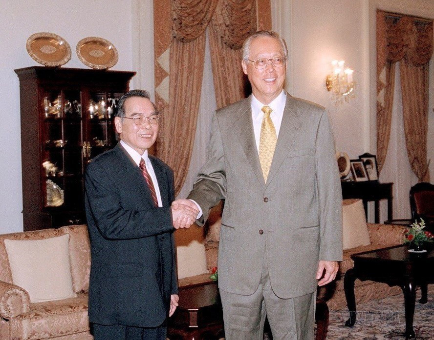 Thủ tướng Goh Chok Tong đón và hội đàm với Thủ tướng Phan Văn Khải thăm chính thức Singapore, ngày 8/3/2004. Trong chuyến thăm này, hai bên đã ký kết Tuyên bố chung về Khuôn khổ Hợp tác Toàn diện trong thế kỷ 21. (Ảnh: Thế Thuần/TTXVN)