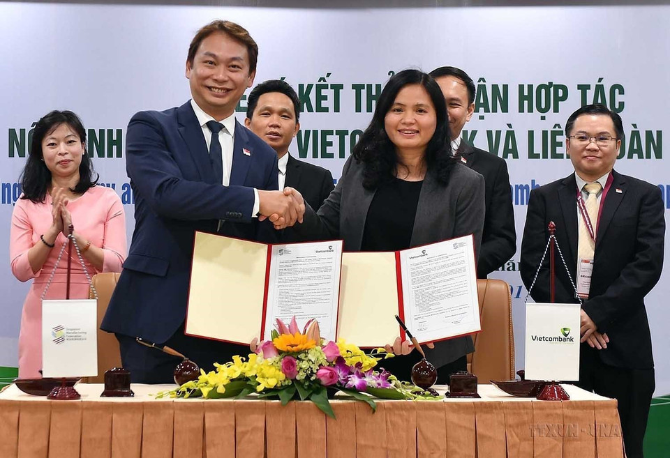Lễ ký kết thỏa thuận hợp tác toàn diện giữa Ngân hàng TMCP Ngoại thương Việt Nam (Vietcombank) và Liên đoàn chế tạo Singapore, tại Hà Nội ngày 17/10/2017. (Ảnh: Trần Việt/TTXVN)