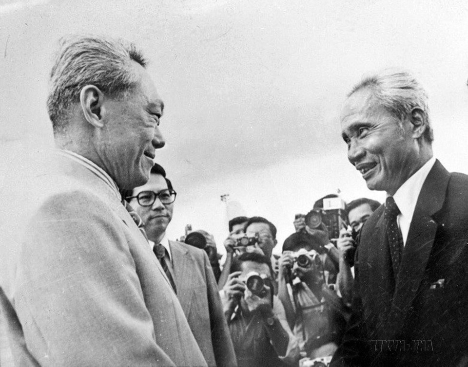 Thủ tướng Lý Quang Diệu đón Thủ tướng Phạm Văn Đồng thăm hữu nghị chính thức Singapore, ngày 16/10/1978. Trong chuyến thăm này, hai bên ra Tuyên bố chung khẳng định những nguyên tắc chỉ đạo quan hệ.( Ảnh: Xuân Lâm/TTXVN)