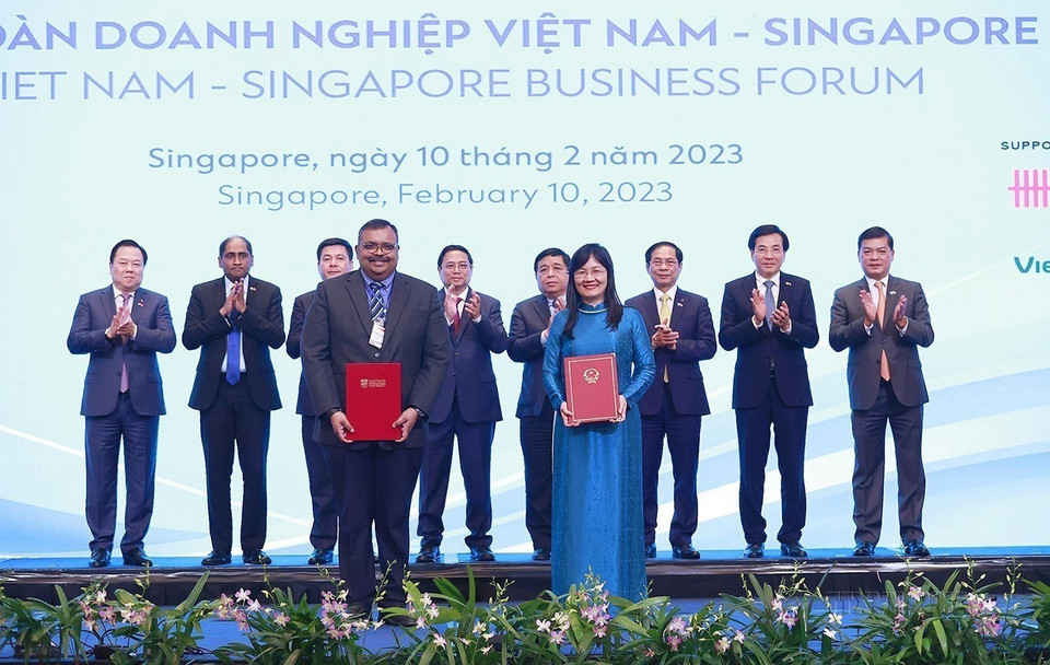 Thủ tướng Phạm Minh Chính dự Diễn đàn Doanh nghiệp Việt Nam-Singapore và chứng kiến trao Thỏa thuận hợp tác giữa doanh nghiệp hai nước tại Singapore ngày 10/2/2023. (Ảnh: Dương Giang/TTXVN)