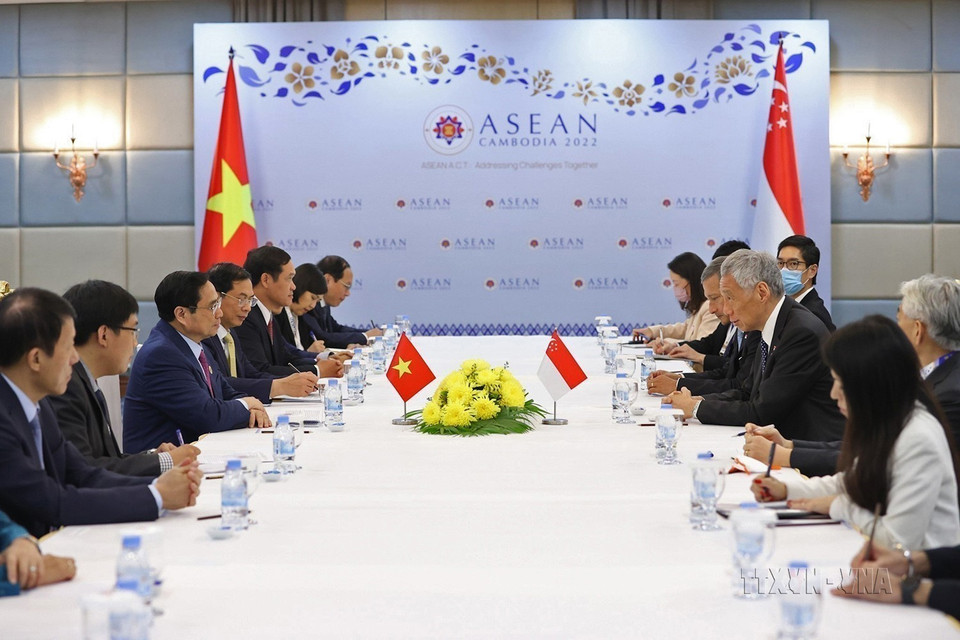 Thủ tướng Phạm Minh Chính gặp Thủ tướng Singapore Lý Hiển Long tại Hội nghị cấp cao ASEAN lần thứ 40, 41 (Phnom Penh, Campuchia, 12/11/2022). (Ảnh: Dương Giang/TTXVN)