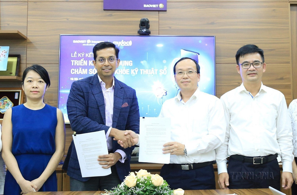Tổng Công ty Bảo hiểm Bảo Việt ký kết hợp tác với Công ty MyDoc (Singapore) chuyên về chăm sóc sức khoẻ xây dựng trên nền tảng kỹ thuật số và ra mắt ứng dụng BaoViet My Doc tại Hà Nội ngày 4/11/2019. (Ảnh: Trần Việt/TTXVN)