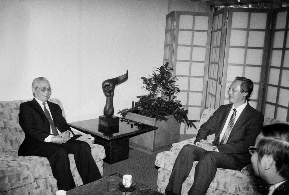 Chủ tịch Hội đồng Bộ trưởng Võ Văn Kiệt chào xã giao Thủ tướng Goh Chok Tong trong chuyến thăm Singapore (11/1991). (Ảnh: Minh Đạo/TTXVN)