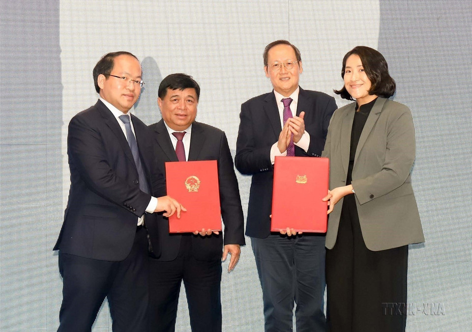 Lễ ký Biên bản hợp tác về đổi mới sáng tạo giữa Trung tâm Đổi mới sáng tạo quốc gia Việt Nam và Vụ Đông Nam Á và châu Đại Dương thuộc Bộ Công thương Singapore, ngày 2/12/2022. (Ảnh: Lê Dương/TTXVN)