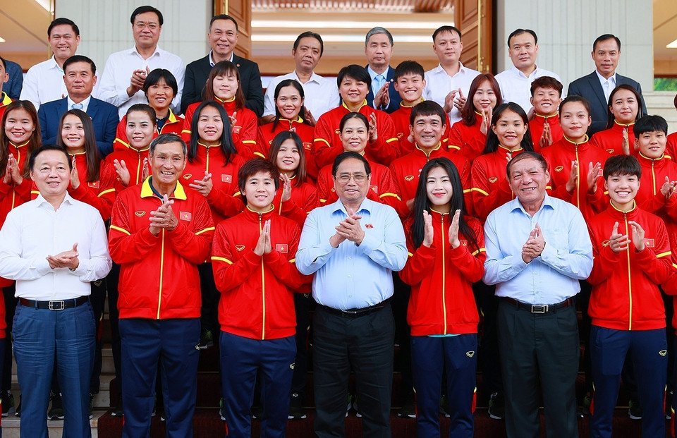 Thủ tướng Phạm Minh Chính với các cầu thủ và Ban Huấn luyện Đội tuyển Bóng đá Nữ Quốc gia Việt Nam. (Ảnh: Dương Giang/TTXVN)