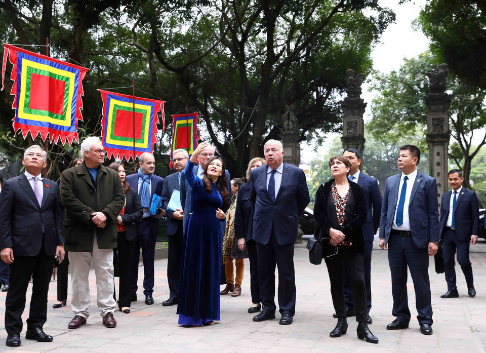 Hình ảnh Chủ tịch Thượng viện Cộng hòa Pháp Gérard Larcher tham quan Khu di tích lịch sử Văn Miếu-Quốc Tử Giám. (Ảnh: Phạm Kiên/TTXVN) 