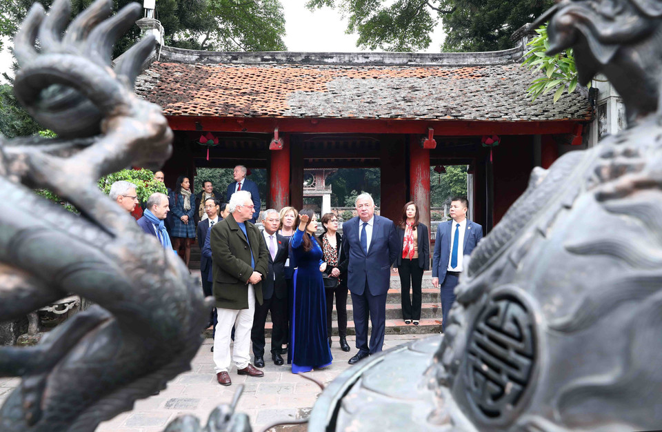 Hình ảnh Chủ tịch Thượng viện Cộng hòa Pháp Gérard Larcher tham quan Khu di tích lịch sử Văn Miếu-Quốc Tử Giám. (Ảnh: Phạm Kiên/TTXVN) 