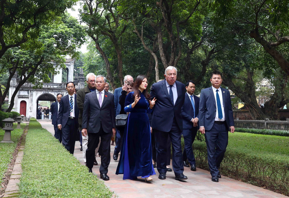 Chủ tịch Thượng viện Cộng hòa Pháp Gérard Larcher tham quan Khu di tích lịch sử Văn Miếu-Quốc Tử Giám. (Ảnh: Phạm Kiên/TTXVN) 
