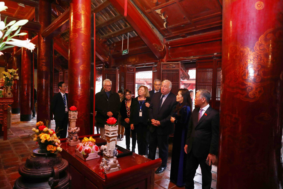 Chủ tịch Thượng viện Cộng hòa Pháp Gérard Larcher tham quan Khu di tích lịch sử Văn Miếu-Quốc Tử Giám. (Ảnh: Phạm Kiên/TTXVN) 